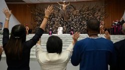 Em 4 de novembro de 2023, com Francisco, os participantes do encontro promovidoCatholic Charismatic Renewal International Service (CHARIS)