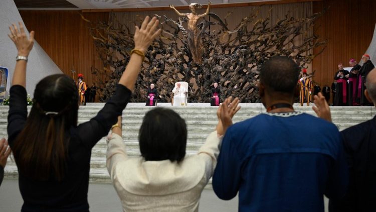 Em 4 de novembro de 2023, com Francisco, os participantes do encontro promovidoCatholic Charismatic Renewal International Service (CHARIS)