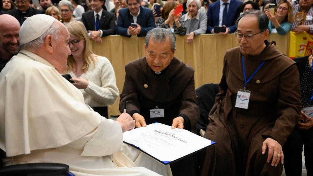 O Papa Francisco durante o encontro com o CHARIS, Serviço Internacional da Renovação Carismática Católica
