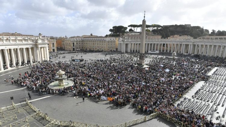 כיכר פטרוס הקדוש בצהריי היום