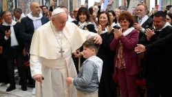 O Papa saúda um menino durante a audiência com a Fraternidade Apostólica da Misericórdia e o grupo da Pequena Casa da Misericórdia de Gela