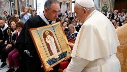 Popiežiaus audiencija Dželos Mažųjų Gailestingumo namų sąjūdžiui ir jos vadovui kun. P. di Dio 2023 m. lapkričio 6 d.