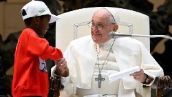 Papa encontra crianças no Vaticano em 2023: o pontapé inicial para a JMC