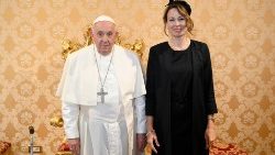 Manuela Leimgruber, Botschafterin der Schweiz beim Heiligen Stuhl, mit Papst Franziskus 
