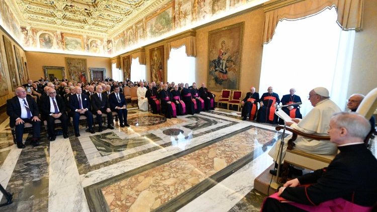 Le Pape Fran&ccedil;ois, avec les membres de l’Ordre &eacute;questre du Saint-S&eacute;pulcre de J&eacute;rusalem.