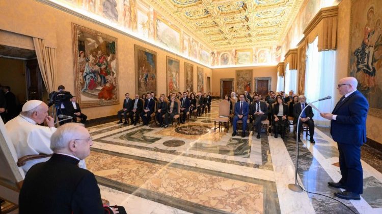 Il Papa durante l'udienza agli officiali della Segreteria per l'Economia