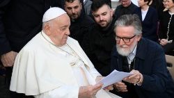 Papež Frančišek in p. Pierluigi Maccalli med splošno avdienco, 15. novembra 2023