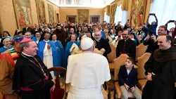 Siostry koncepcjonistki oraz inni uczestnicy zebrania na spotkaniu z Papieżem Franciszkiem, 16 listopada 2023 r.