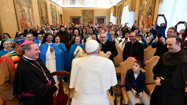 Siostry koncepcjonistki oraz inni uczestnicy zebrania na spotkaniu z Papieżem Franciszkiem, 16 listopada 2023 r.