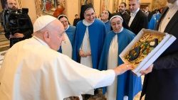 Pope Francis with members of the Pontifical Marian Academy 
