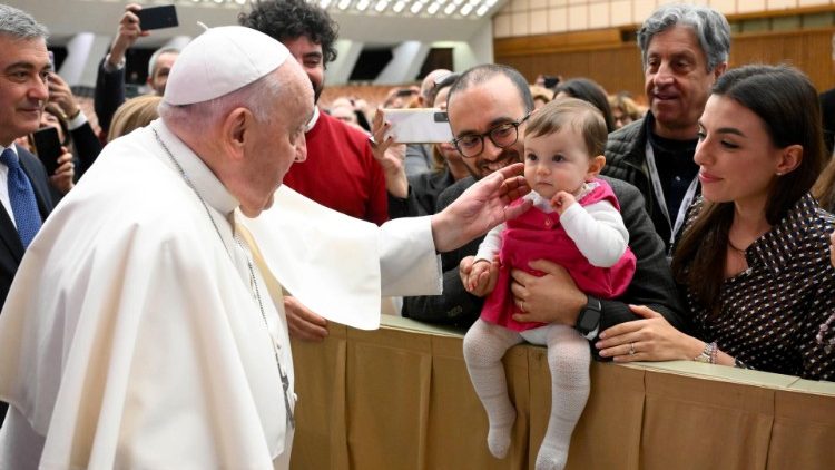 Le Pape François recevant les membres de la Fédération italienne des médecins pédiatres et l'Association italienne d’oto-rhino-laryngologie, samedi 18 novembre 2023.