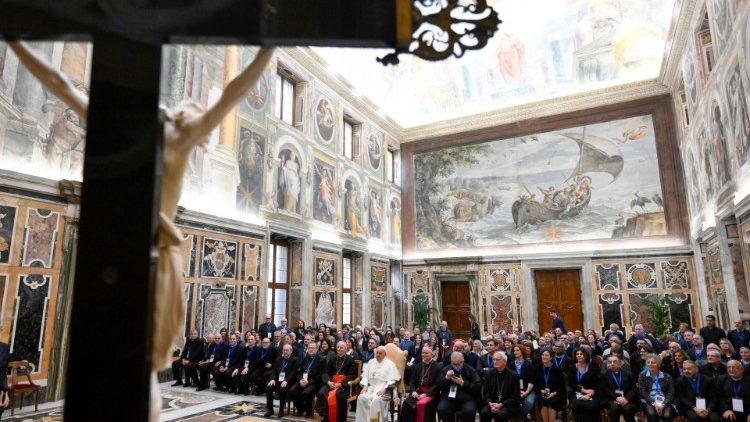 미성년자와 자기보호에 취약한 이들의 보호를 위해 이탈리아 주교회의가 주최한 회의 참석자들을 만난 프란치스코 교황