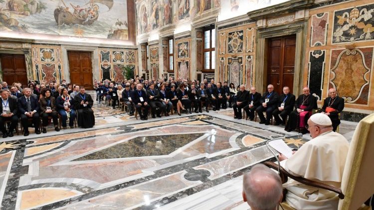 미성년자와 자기보호에 취약한 이들의 보호를 위해 이탈리아 주교회의가 주최한 회의 참석자들과 교황의 만남