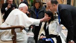 Papst Franziskus und die Teilnehmer an dem Treffen mit Vertretern von Meldestellen zu Missbrauch in der italienischen Kirche