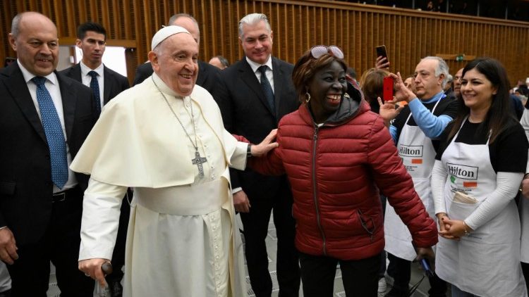 Papa na ručku sa siromasima u Dvorani Pavla VI.