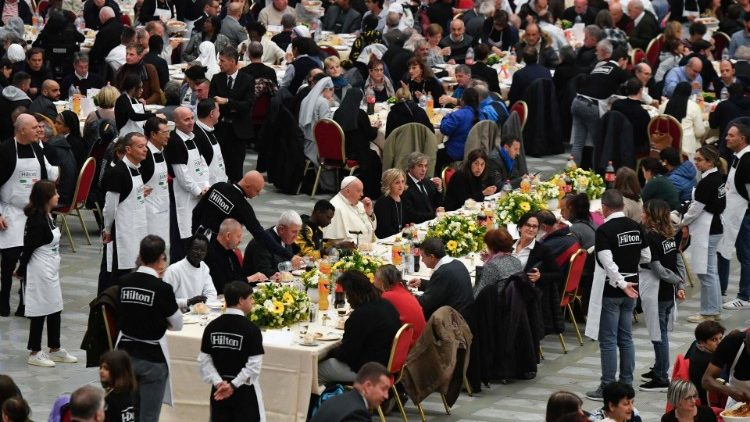 Papst Franziskus beim Mittagessen in der Audienzhalle