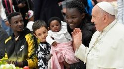 Francisco no tradicional almoço com o pobres em 19 de novembro de 2023