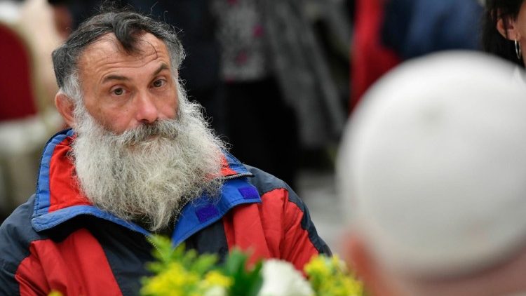 Papa na ručku sa siromasima u Dvorani Pavla VI.