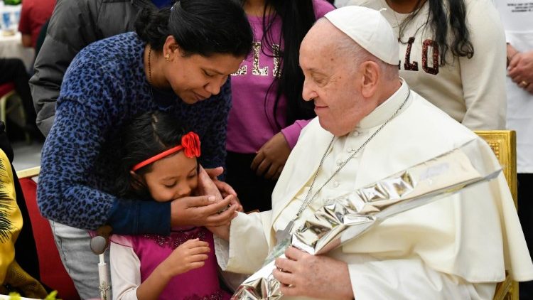 Papa na ručku sa siromasima u Dvorani Pavla VI.