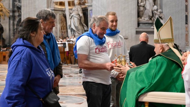 Papst Franziskus mit Messeteilnehmern