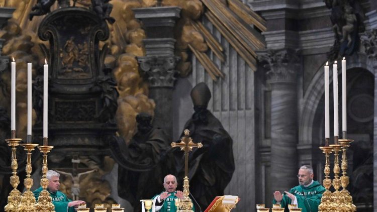 Kurienerzbischof Rino Fisichella, Pro-Präfekt des Dikasteriums für Evangelisierung und verantwortlich für die Organisation des Welttages, zelebrierte am Altar; Konzelebranten waren der päpstliche Almosenmeister, Kardinal Konrad Krajewski, und Bischof Franz-Peter Tebartz-van Elst