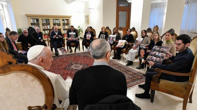 Papst Franziskus mit Angehörigen von Geiseln, die in Gaza von der Hamas festgehalten werden
