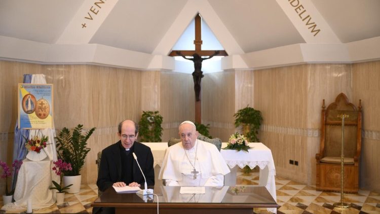 Papež Frančišek in msgr. Paolo Braida v kapeli Doma sv. Marte