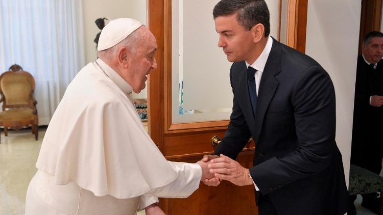 Papež Frančišek in paragvajski predsednik Santiago Peña Palacios