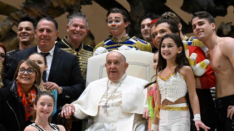 Papež mezi nejmladš&iacute; generac&iacute; italsk&yacute;ch cirkusov&yacute;ch umělců