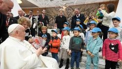 L'incontro di Papa Francesco con i bambini di Boves accompagnati da Nella Bergoglio in Vaticano