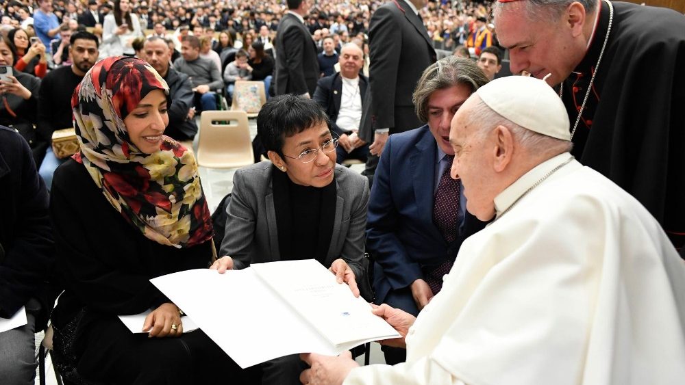 Папа падчас сустрэчы з дэлегацыяй нобелеўскіх лаўрэатаў 