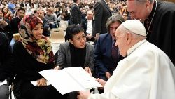 Audiencia general, tres Nobel entregan al Papa la Declaración sobre la Fraternidad Humana