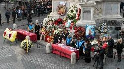 Vid foten av statyn den 8 december