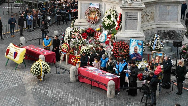 Vid foten av statyn den 8 december