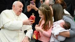 Il Papa distribuisce i mini pandori consegnati dall'AFI ai bambini presenti all'udienza generale