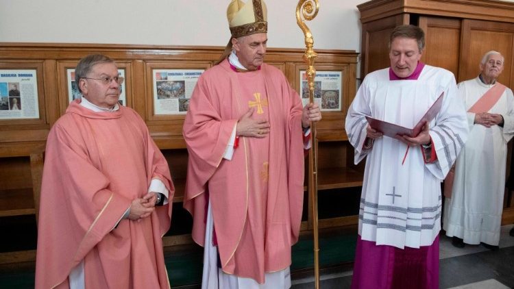 Kard. Angel Fernandez Artime bei der Inbesitznahme seiner Kardinalskirche im Dezember 2023