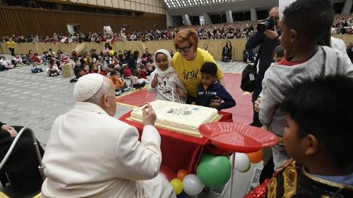 François aux enfants du dispensaire: «Préparons nos cœurs pour Noël !»