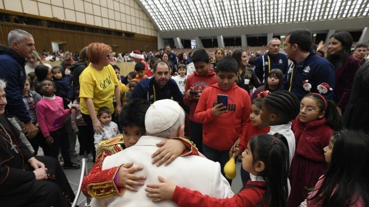 Le Pape et des enfants du dispensaire Sainte-Marthe, le 17 décembre 2023, en Salle Paul VI du Vatican. 