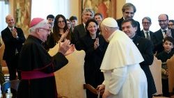 Papież Franciszek z przedstawicielami szpitala im. Francesca Miulli, 18 grudnia 2023 r.