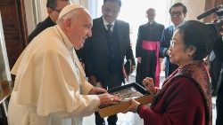 Papa com Sra. Megawati Sukarnoputri, ex- presidente da IIndonésia (18/12/2023)