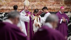 Kardinal Gambetti bei der Adventsmesse für die Vatikanangestellten