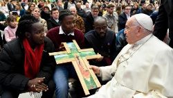 I ragazzi dell'associazione Aksyon Gasmy provenienti da Haiti, hanno fatto dono al Papa di una croce. Jeff, il giovane con la sciarpa rossa, l'ha realizzata