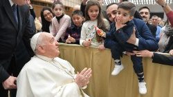 Viele Vatikan-Angestellte hatten ihre Kinder mitgebracht - die wurden von Franziskus mit Schoko-Nikoläusen beschenkt