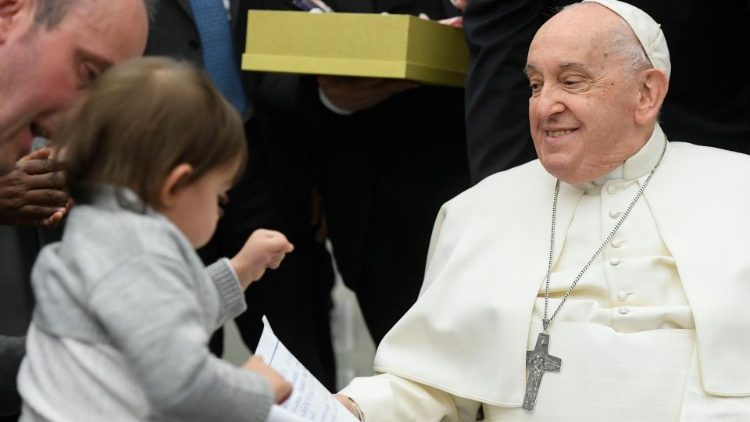 2023.12.21 Papa akifurahia watoto wakati wa kutakiana heri za Noeli 2023.