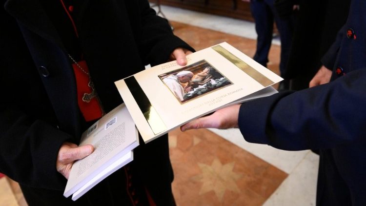 Knižn&iacute; dary papeže Františka všem &uacute;častn&iacute;kům audience