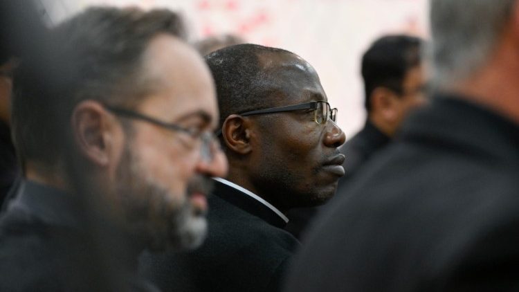 Priester bei einer Konferenz