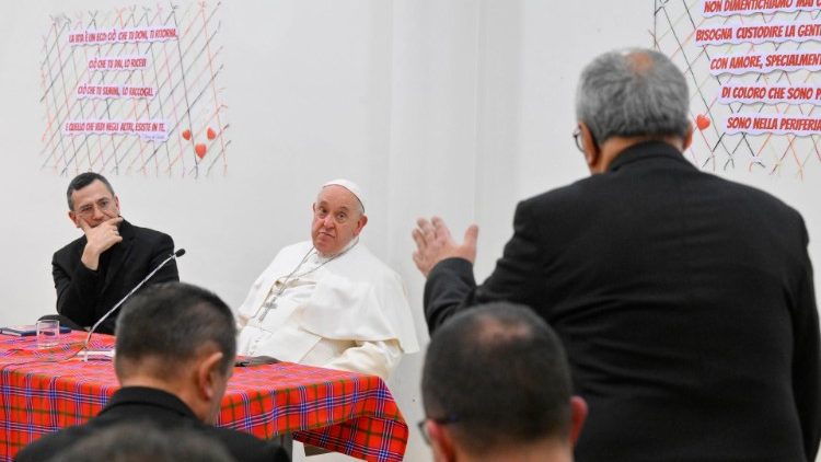 El Papa en diálogo con los sacerdotes en el Centro Pastoral Santa Gianna Beretta Molla