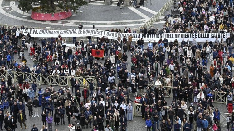 Паломники на площади Святого Петра (24 декабря 2023 г.)