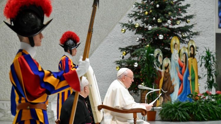 Papst Franziskus in der weihnachtlich geschmückten Audienzhalle