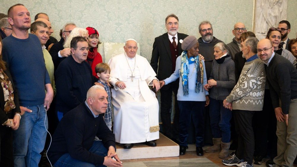 O Papa com os membros do jornal "L'Osservatore di Strada"